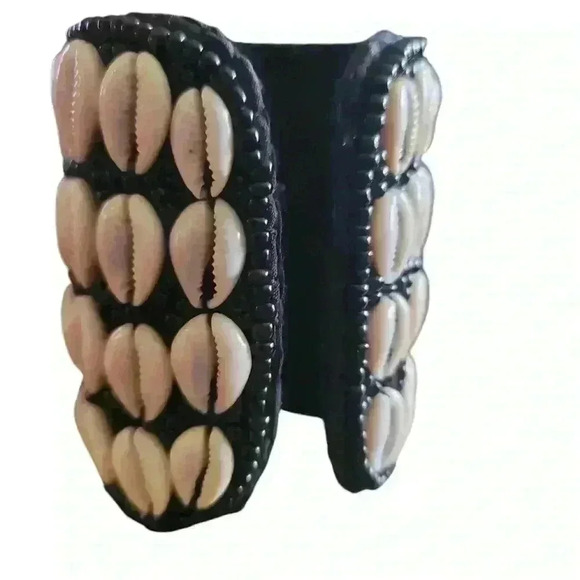 Cowrie Shell Bracelet - Picture 1 of 2